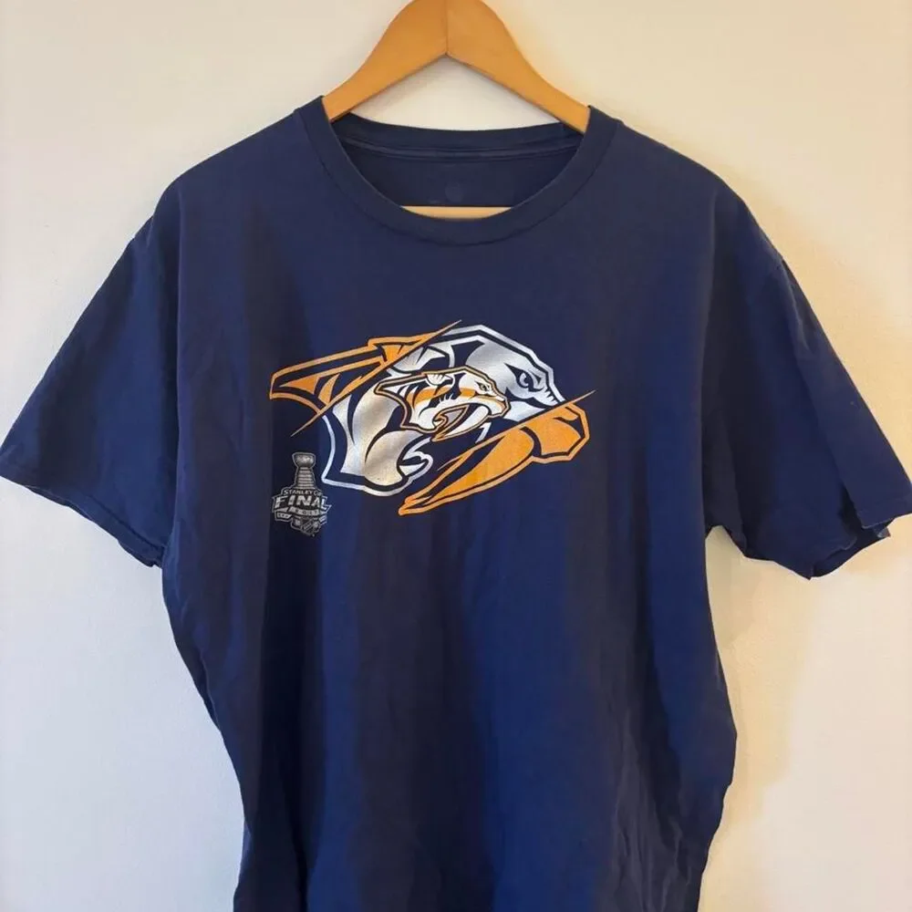 Nhl Men's Navy and Blue T-shirt